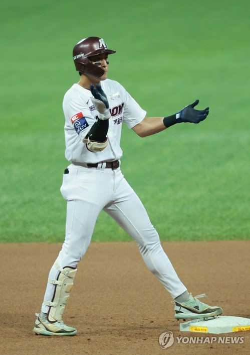 In this file photo from Nov. 4, 2022, Lee Jung-hoo of the Kiwoom Heroes celebrates after hitting a double against the SSG Landers during the bottom of the sixth inning of Game 3 of the Korean Series at Gocheok Sky Dome in Seoul. (Yonhap)
