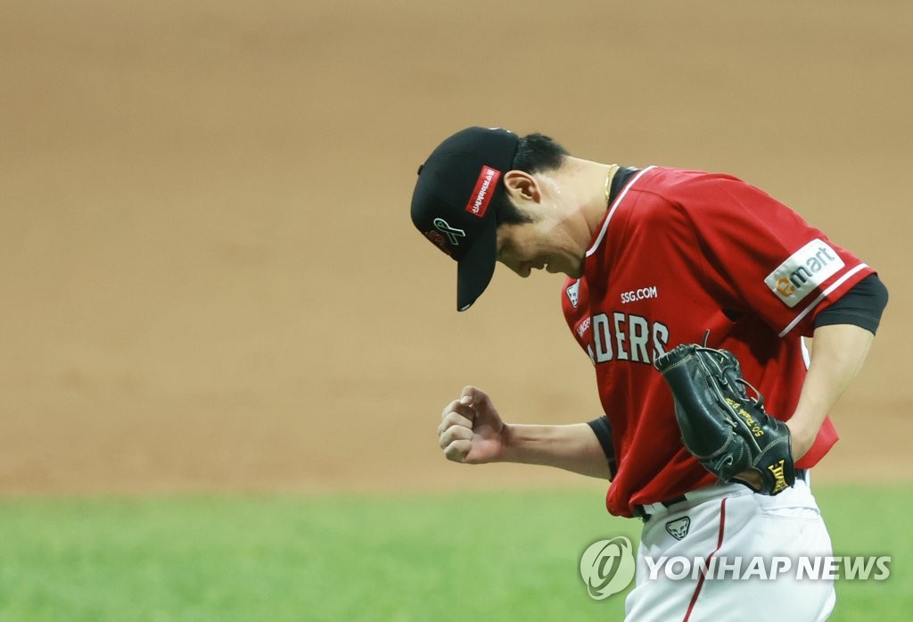 Park Jong-hun of the SSG Landers pumps his fist after striking out Kim Tae-jin of the Kiwoom Heroes to end the bottom of the eighth inning of Game 3 of the Korean Series at Gocheok Sky Dome in Seoul on Nov. 4, 2022. (Yonhap)