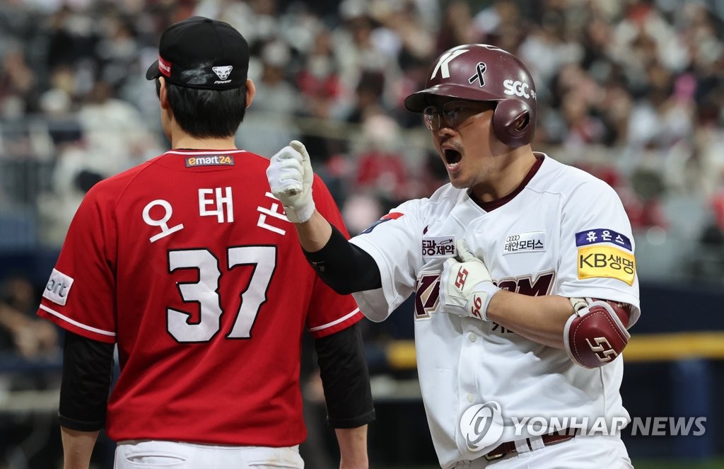 Lee Ji-young of the Kiwoom Heroes (R) celebrates after hitting an RBI single against SSG Landers during the bottom of the third inning of Game 4 of the Korean Series at Gocheok Sky Dome in Seoul on Nov. 5, 2022. (Yonhap)