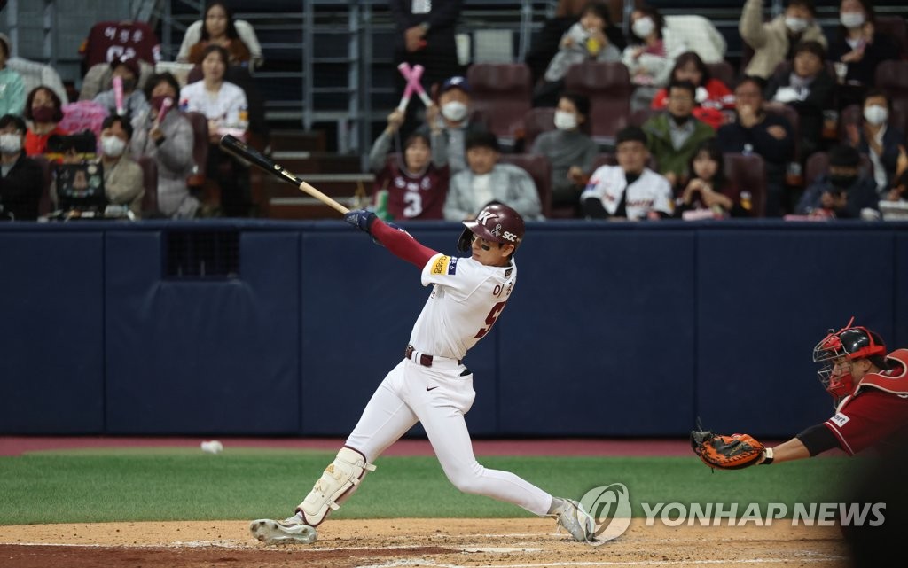 Lee Jung-hoo of the Kiwoom Heroes hits an RBI single against SSG Landers during the bottom of the third inning of Game 4 of the Korean Series at Gocheok Sky Dome in Seoul on Nov. 5, 2022. (Yonhap)