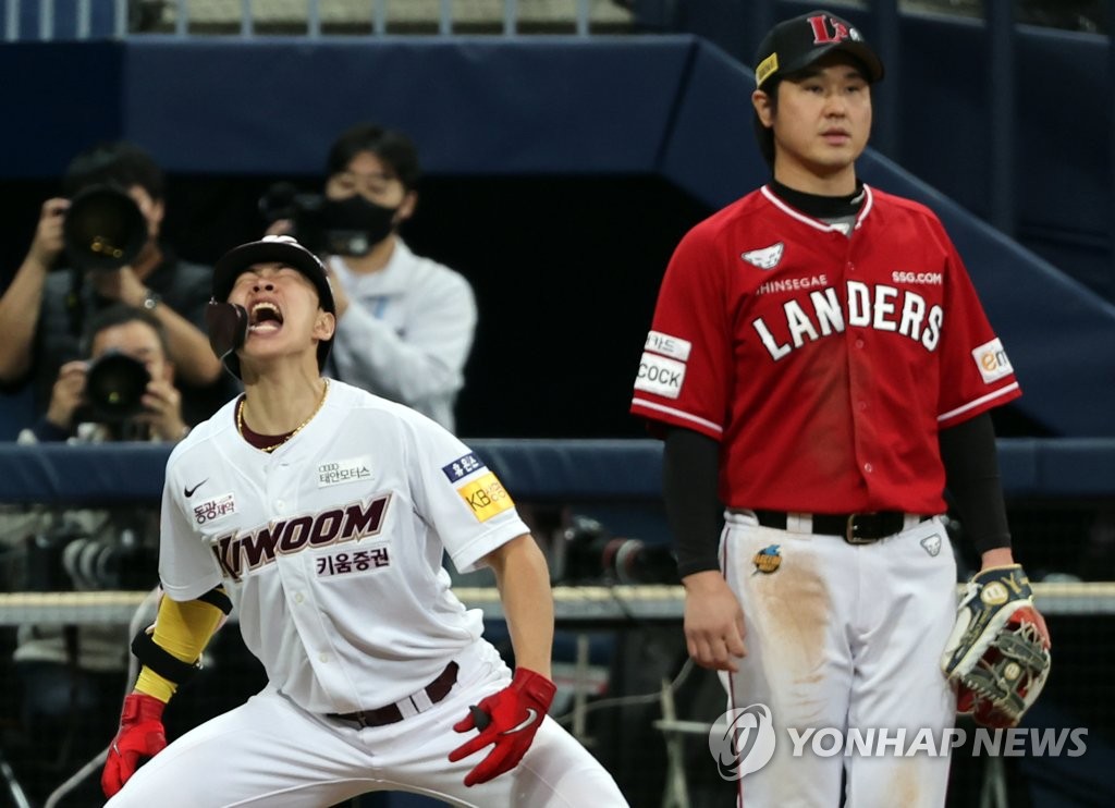 Song Sung-mun of the Kiwoom Heroes (L) celebrates after hitting a double and reaching third base on an error by the SSG Landers during the bottom of the third inning of Game 4 of the Korean Series at Gocheok Sky Dome in Seoul on Nov. 5, 2022. (Yonhap)