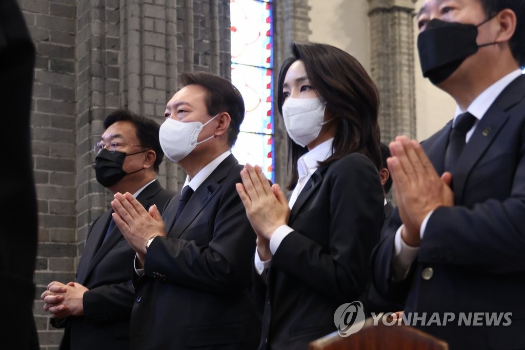 Yoon rencontre des chefs religieux pour leur demander conseil après la tragédie d'Itaewon