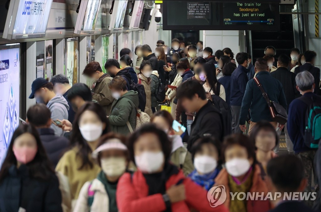 11月7日上午，在首尔地铁1号线首尔站，站台挤满上班人群。 韩联社