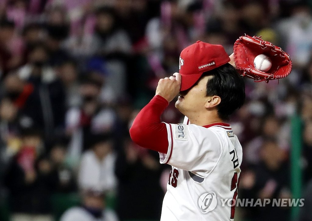 SSG Landers starter Kim Kwang-hyun adjusts his cap during the top of the third inning of Game 5 of the Korean Series against the Kiwoom Heroes at Incheon SSG Landers Field in Incheon, 30 kilometers west of Seoul, on Nov. 7, 2022. (Yonhap)