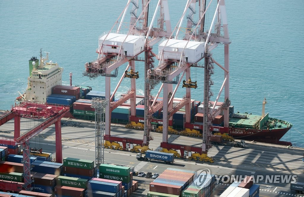 La foto, tomada el 8 de noviembre de 2022, muestra contenedores para exportaciones e importaciones apilados en un puerto de Busan, la mayor ciudad portuaria surcoreana.