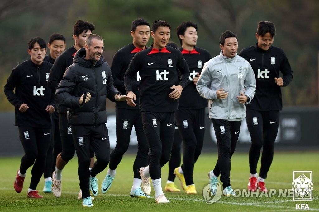 Members of the South Korean men's national football team warm up before a training session at the National Football Center in Paju, Gyeonggi Province, on Nov. 8, 2022, in this photo provided by the Korea Football Association. (PHOTO NOT FOR SALE) (Yonhap)