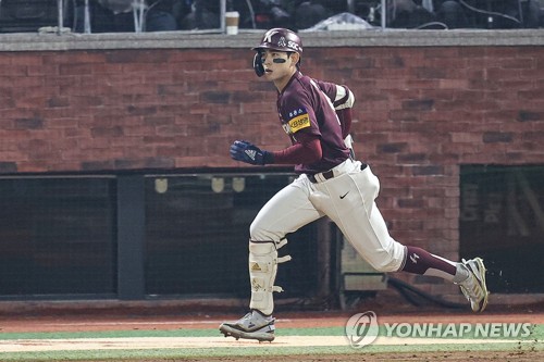 In this file photo from Nov. 8, 2022, Lee Jung-hoo of the Kiwoom Heroes heads to first base after hitting a solo home run against the SSG Landers during the top of the sixth inning of Game 6 of the Korean Series at Incheon SSG Landers Field in Incheon, 30 kilometers west of Seoul. (Yonhap)