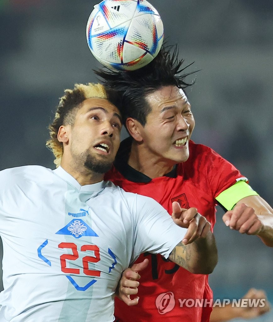 Isak Thorvaldsson of Iceland (L) and Kim Young-gwon of South Korea battle for the ball during their friendly football match at Hwaseong Sports Complex Main Stadium in Hwaseong, Gyeonggi Province, on Nov. 11, 2022. (Yonhap)