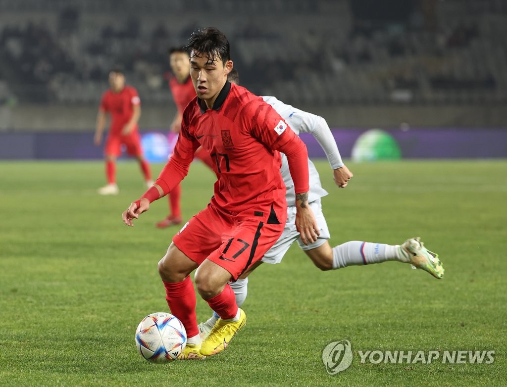 South Korean midfielder Song Min-kyu dribbles the ball against Iceland in their friendly football match at Hwaseong Sports Complex Main Stadium in Hwaseong, Gyeonggi Province, on Nov. 11, 2022. (Yonhap)