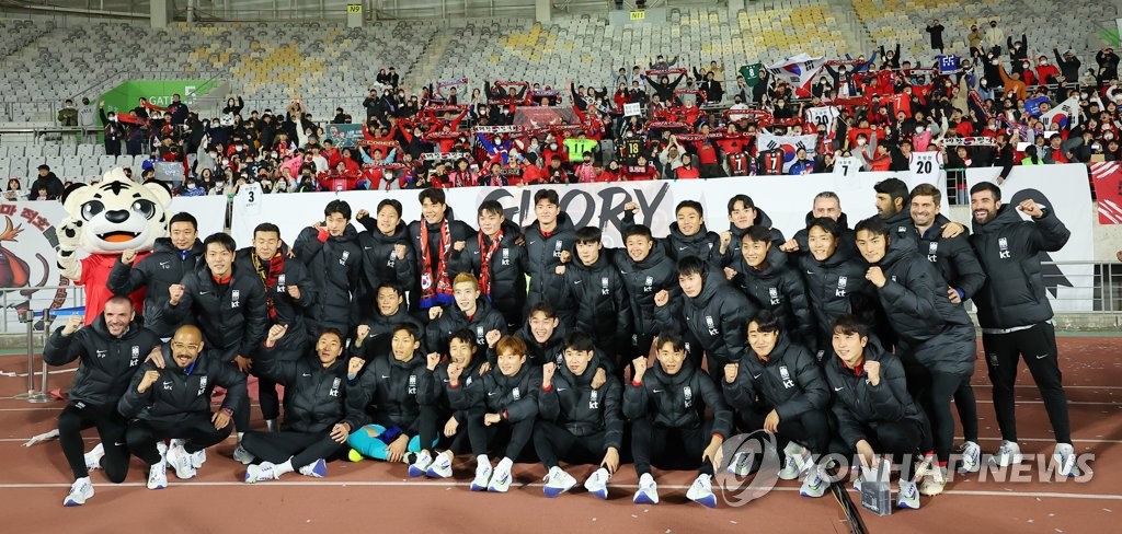 South Korea players and coaches pose for photos after beating Iceland 1-0 in their final match before the FIFA World Cup at Hwaseong Sports Complex Main Stadium in Hwaseong, Gyeonggi Province, on Nov. 11, 2022. (Yonhap) 