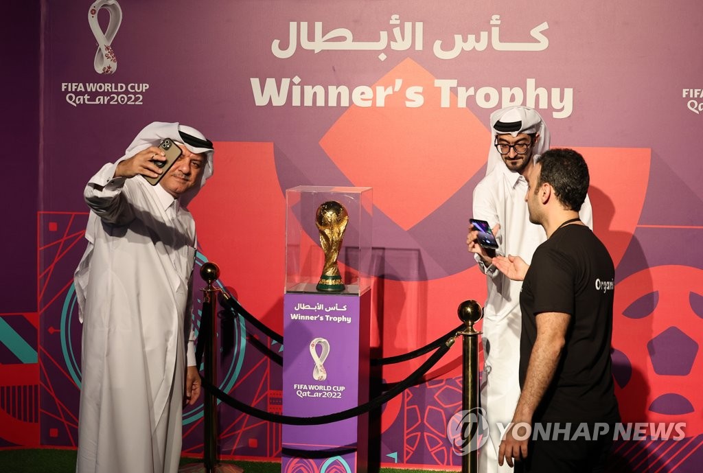 '월드컵 우승 트로피는 못참지'