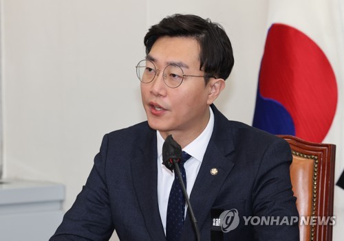 Le député du Parti démocrate (PD) Jang Kyung-tae prend la parole lors d'une réunion du Conseil suprême du parti le mercredi 16 novembre 2022 à l'Assemblée nationale à Séoul. 