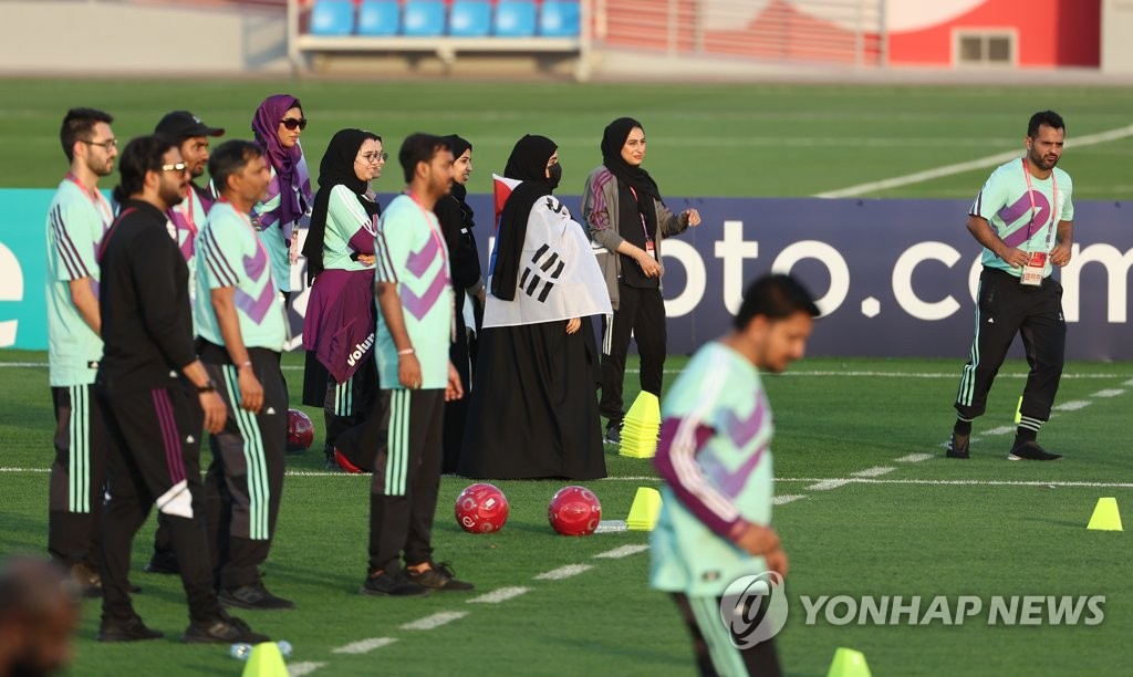축구 클리닉 참가한 카타르 현지 자원봉사자들