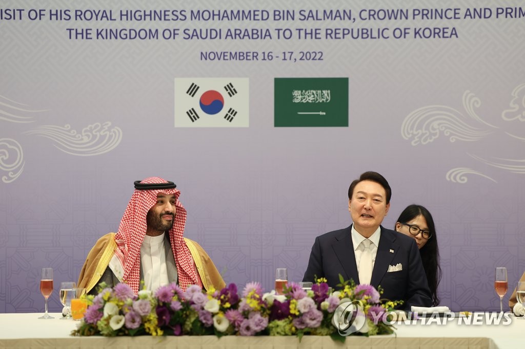 South Korean President Yoon Suk-yeol (R) and Saudi Crown Prince and Prime Minister Mohammed bin Salman hold a luncheon meeting at the presidential residence in Seoul on Nov. 17, 2022, in this photo provided by the presidential office. (PHOTO NOT FOR SALE) (Yonhap)