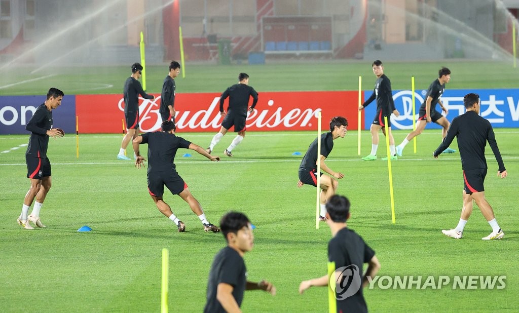 South Korean players take part in a training session at Al Egla Training Facility in Doha on Nov. 17, 2022, in preparation for the FIFA World Cup. (Yonhap)