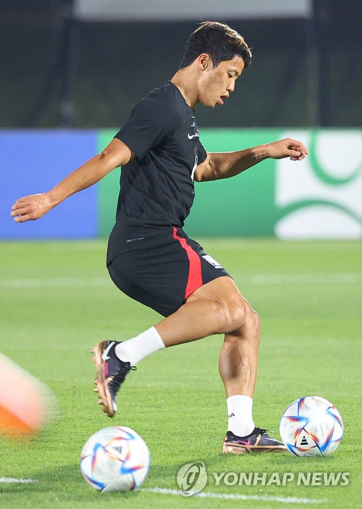 Hwang Hee-chan of South Korea prepares for the FIFA World Cup at Al Egla Training Site in Doha on Nov. 18, 2022. (Yonhap)