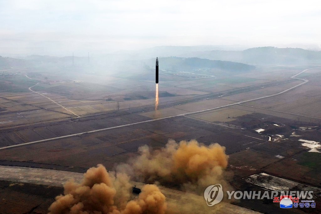 La foto, publicada, el 19 de noviembre de 2022, por la Agencia Central de Noticias de Corea del Norte (KCNA, según sus siglas en inglés), muestra el lanzamiento de un misil balístico intercontinental por parte de Corea del Norte. (Uso exclusivo dentro de Corea del Sur. Prohibida su distribución parcial o total)