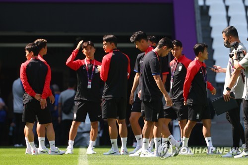 (كأس العالم) لاعبو المنتخب الكوري الجنوبي سعداء بحالة الملعب الذي سيستضيف مبارياتهم