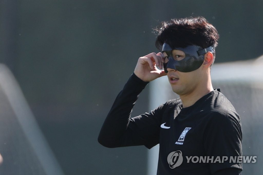Le capitaine sud-coréen Son Heung-min ajuste son masque lors d'une séance d'entraînement au site d'entraînement d'Al Egla à Doha, le 23 novembre 2022.