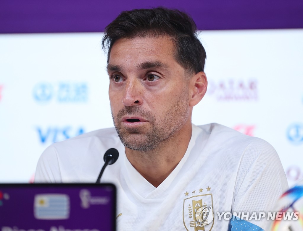 Uruguay head coach Diego Alonso speaks at a press conference ahead of Group H match against South Korea at the FIFA World Cup at the Main Media Centre in Al Rayyan, west of Doha, on Nov. 23, 2022. (Yonhap)