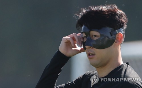 سون هيونغ-مين يرتدي قناع الوجه الواقي أثناء التدريب
