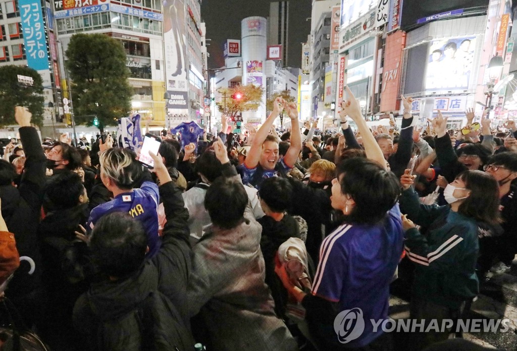 독일전 승리 후 길거리서 환호하는 日 도쿄 시민들