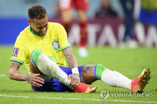 [월드컵] '발목 부상' 네이마르, 3차전도 못 뛴다…다닐루·산드루도 결장