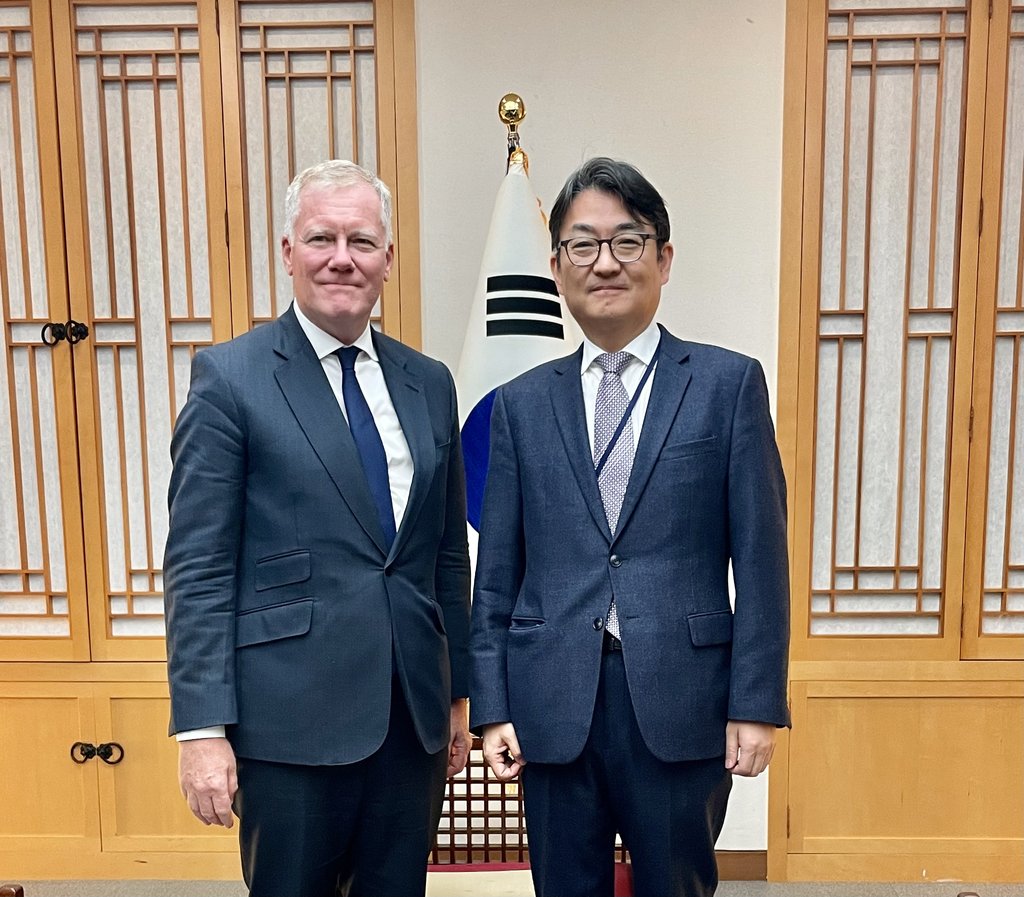 Park Yong-min (R), South Korea's deputy foreign minister for multilateral and global affairs, meets ISA Secretary-General Michael Lodge at the Seoul foreign ministry on Nov. 24, 2022. (PHOTO NOT FOR SALE) (Yonhap) 