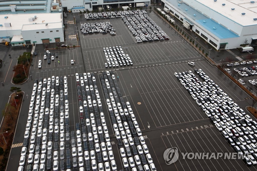 運輸労組のストライキにより物流への影響が深刻化している。自動車大手、起亜の光州工場ではストで車両運搬車の運行がストップしたため、人が１台１台運転して輸送している＝（聯合ニュース）