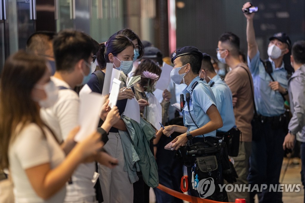 '제로 코로나' 반대시위 참가자 점검하는 홍콩 경찰