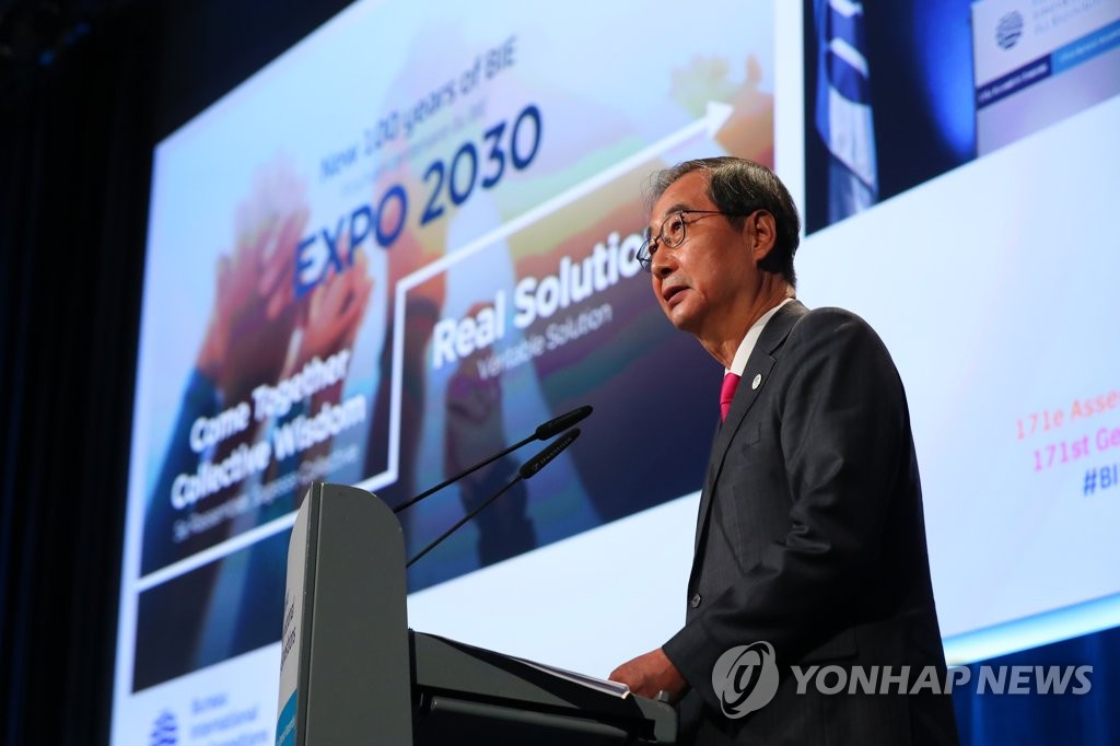 Prime Minister Han Duck-soo delivers a presentation on South Korea's bid to host the expo at the 171st General Assembly of the BIE in Paris on Nov. 29, 2022, in this photo provided by Han's office. (PHOTO NOT FOR SALE) (Yonhap)