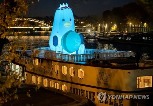 «Boogi», la mascotte de l'Expo 2030 à Busan, flotte sur la Seine