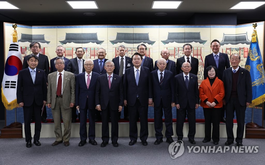 Yoon meets group of scientists, scholars