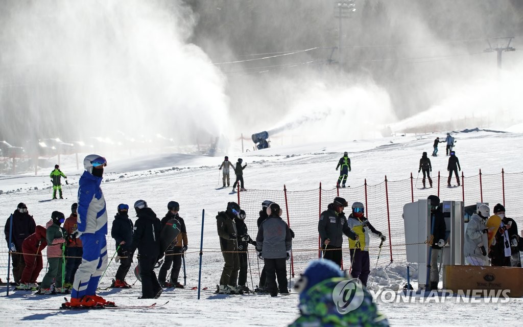 겨울을 즐기는 스키어들