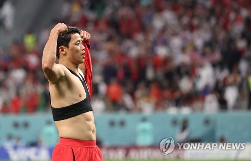 Hwang Hee-chan celebra tras meter un gol