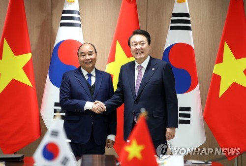 (LEAD) Yoon, Vietnamese president agree to establish comprehensive, strategic partnership