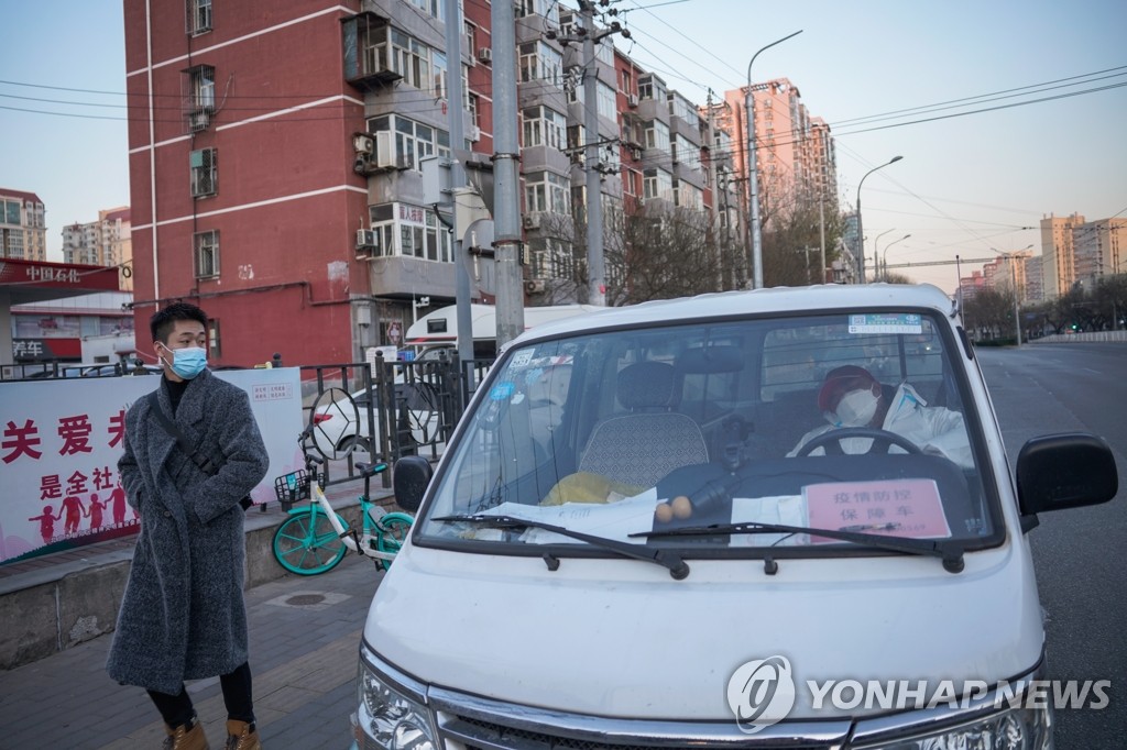 중국 '제로 코로나' 완화…보건 지원차량서 잠든 자원봉사자