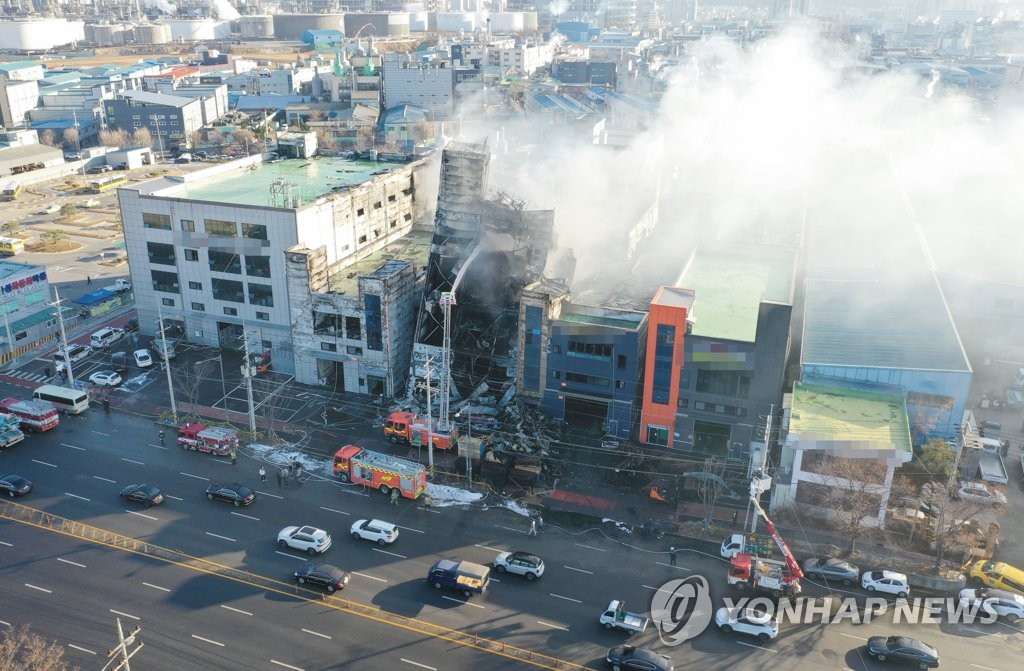 연기 피어오르는 인천 서구 인쇄공장 화재 현장