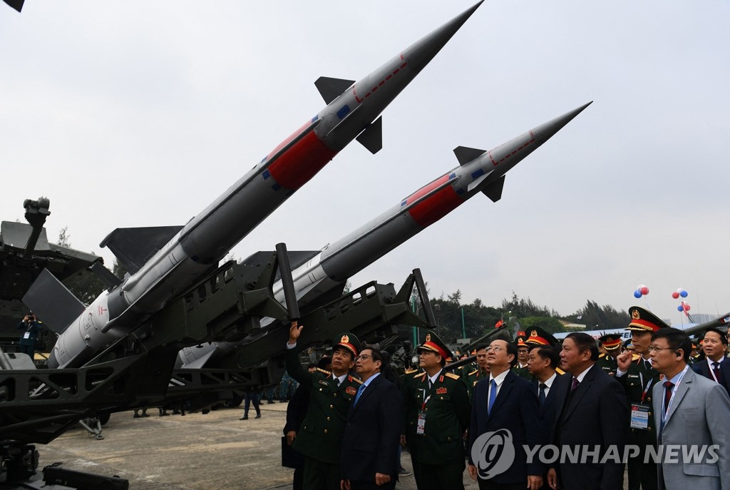 국제 방위 엑스포서 미사일 구경하는 찐 베트남 총리