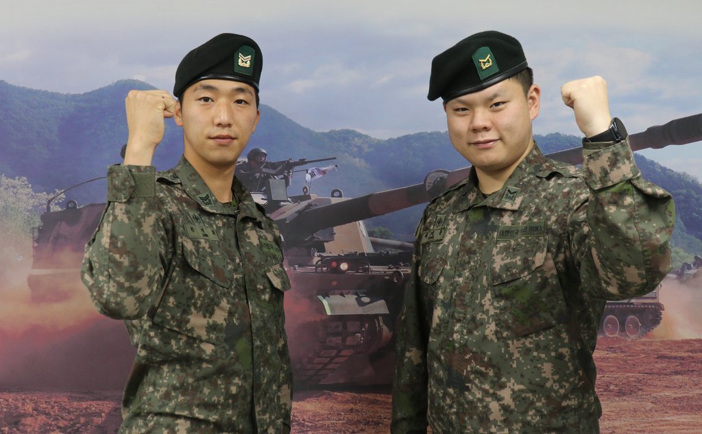 의식 잃은 운전자 구조한 육군 부사관들 | 연합뉴스 의식 잃은 운전자 구조한 육군 부사관들 | 연합뉴스