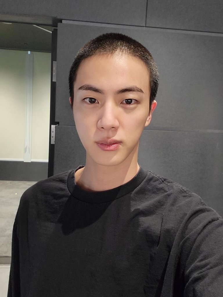 ＪＩＮさんは先月、軍入隊を控え、ＢＴＳのファン向けコミュニティープラットフォーム「Ｗｅｖｅｒｓｅ（ウィバース）」で丸刈り頭を公開した＝（聯合ニュース）≪転載・転用禁止≫