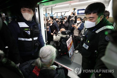 전장연 오늘도 지하철 선전전…무정차 통과는 안해