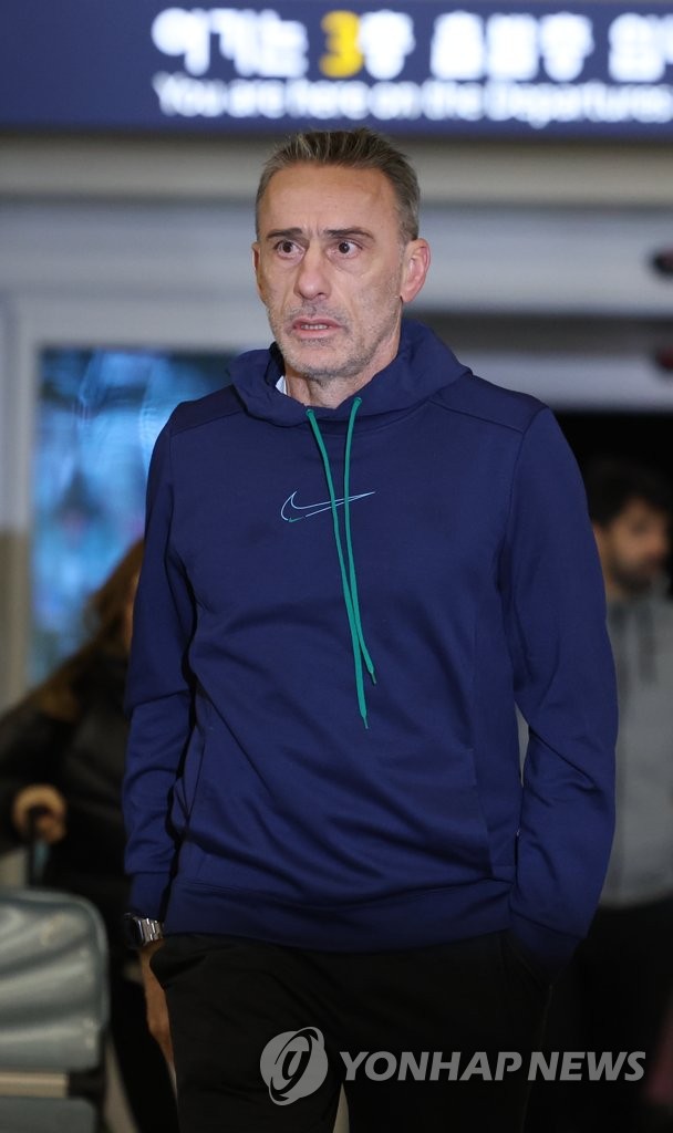 Paulo Bento, former head coach of the South Korean men's national football team, enters Incheon International Airport, west of Seoul, on Dec. 13, 2022, to board a flight bound for his native Portugal. (Yonhap)