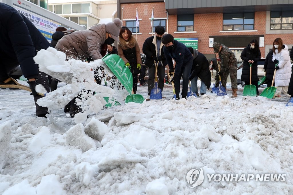 눈 치우는 주민·공무원