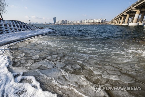 The Han River in Seoul is frozen on Dec. 23, 2022, amid extremely cold weather. (Yonhap)