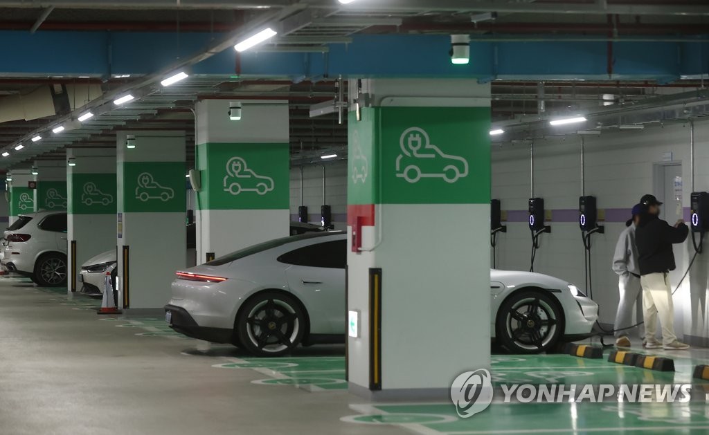 (서울=연합뉴스) 진연수 기자 = 작년 12월 25일 서울 강남구 한 전기차 주차장에 차량들이 충전을 하고 있다. 2022.12.25 jin90@yna.co.kr