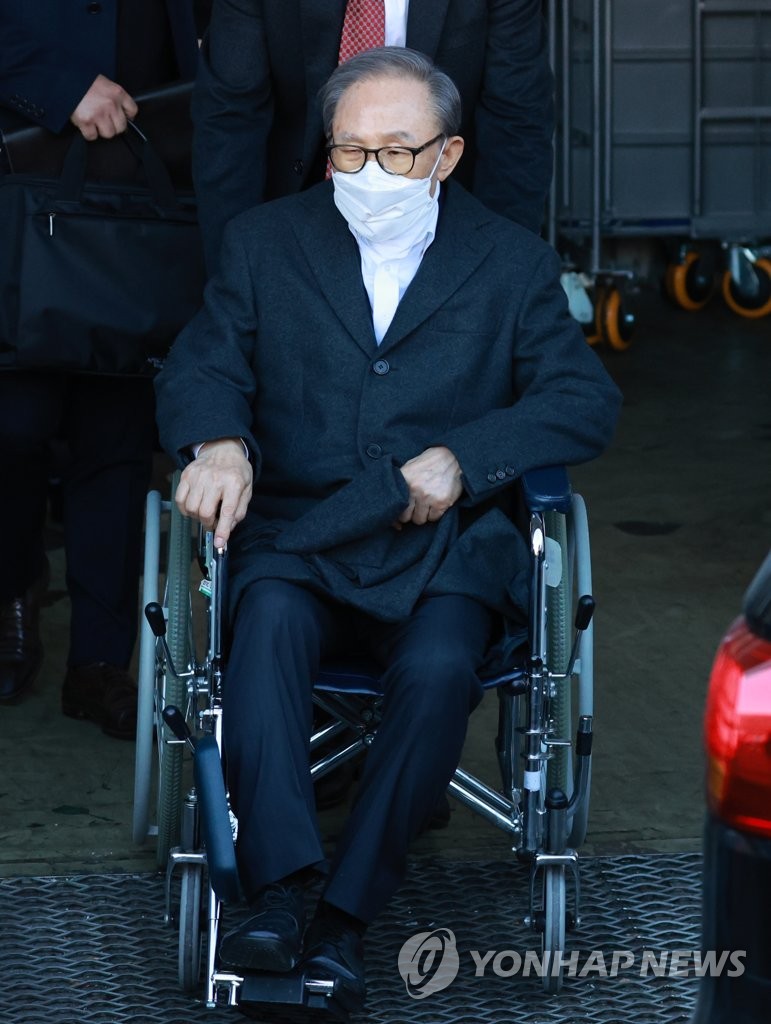 Former President Lee Myung-bak (in wheelchair) leaves Seoul University Hospital in the capital on Dec. 30, 2022, after the Yoon Suk Yeol government pardoned Lee for corruption on Dec. 27, canceling the remaining 15 years of his 17-year prison term. Lee had been hospitalized due to diabetes and other chronic ailments. (Yonhap)