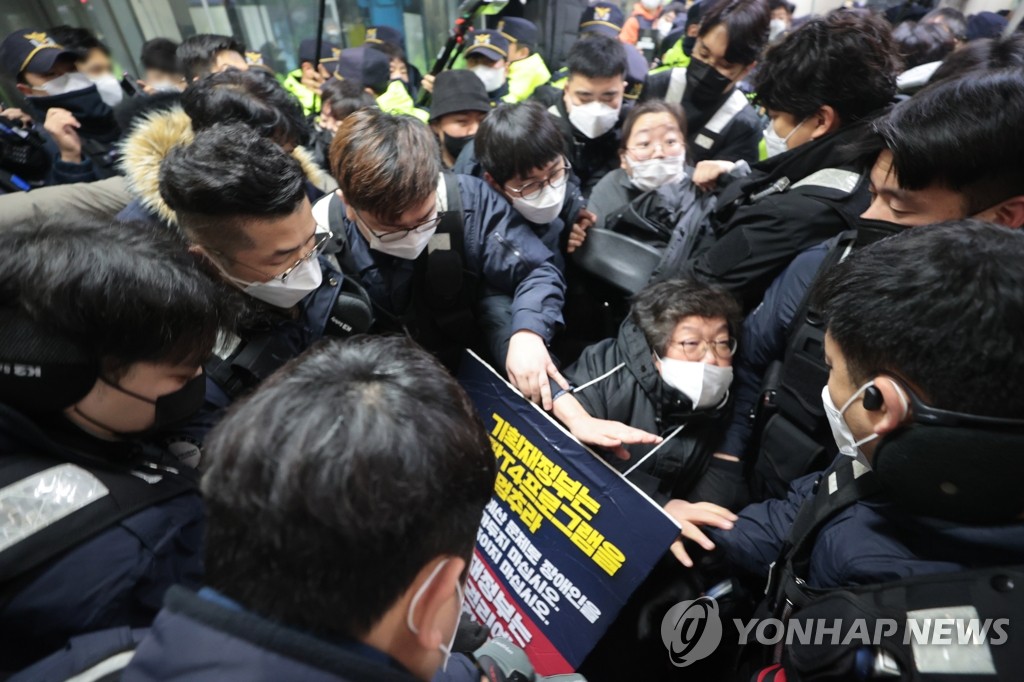 전장연, 탑승 시위 중 서울교통공사와 몸싸움