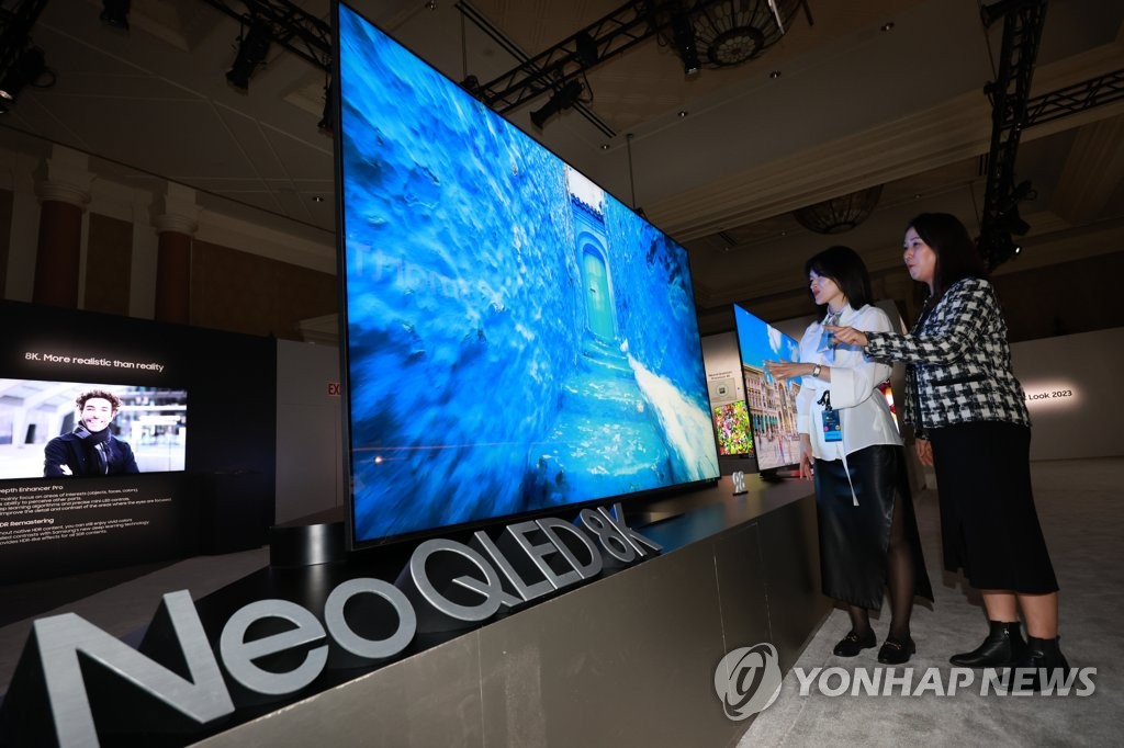 Le téléviseur Neo QLED de 98 pouces de Samsung Electronics le mardi 3 janvier 2023 lors de la journée réservée à la presse du Consumer Electronics Show (CES) 2023 à Las Vegas. 