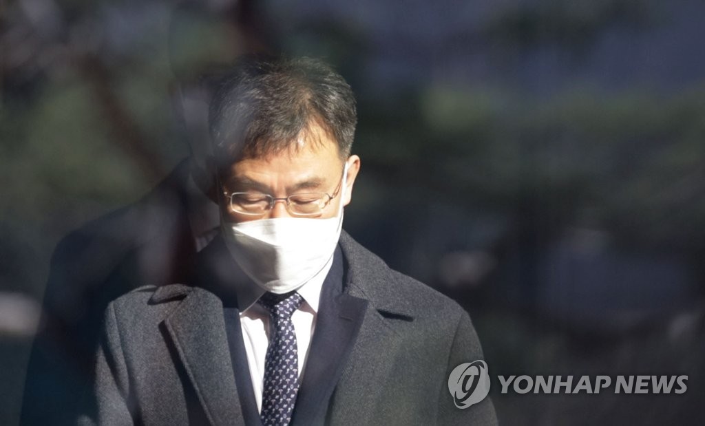 Kim Man-bae arrive au Bureau du procureur du district central de Séoul le 9 janvier 2023 pour être interrogé sur un scandale de corruption lié à un projet de développement foncier très lucratif.